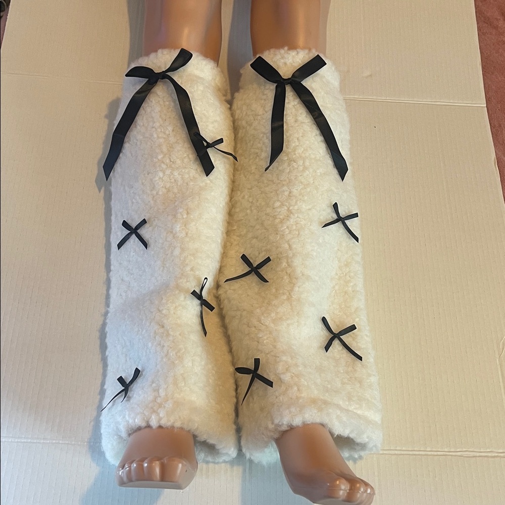 Cozy White Leg Warmers with Black Bows - Picture 5 of 8